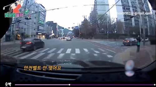 낯선 아줌마가 차에 타더니 하던 짓 .jpgif