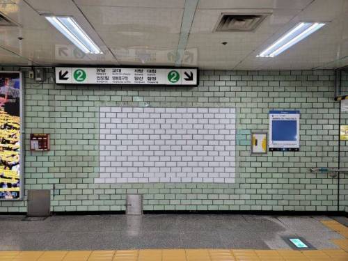 				■ 광고판 수년만에 철거한 지하철 벽면