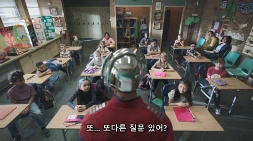 아이들에게 질문 받는 히어로.jpg