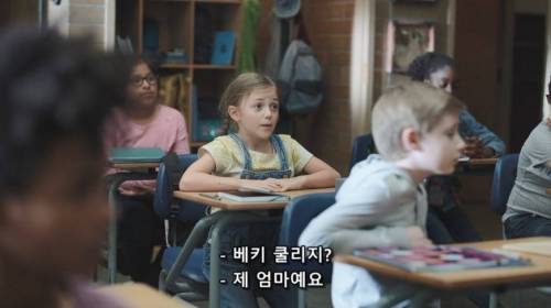 아이들에게 질문 받는 히어로.jpg