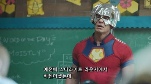 아이들에게 질문 받는 히어로.jpg