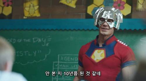 아이들에게 질문 받는 히어로.jpg