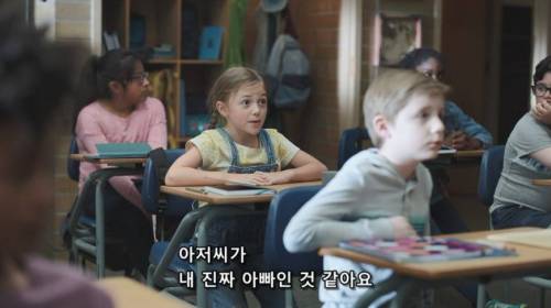 아이들에게 질문 받는 히어로.jpg