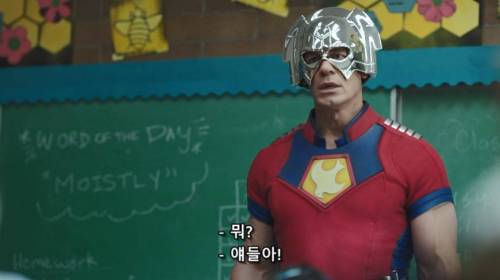 아이들에게 질문 받는 히어로.jpg