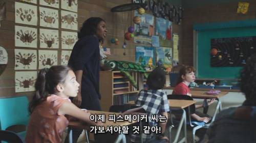 아이들에게 질문 받는 히어로.jpg