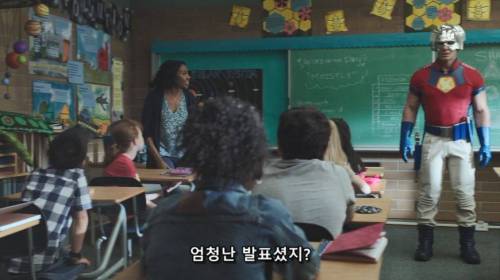 아이들에게 질문 받는 히어로.jpg