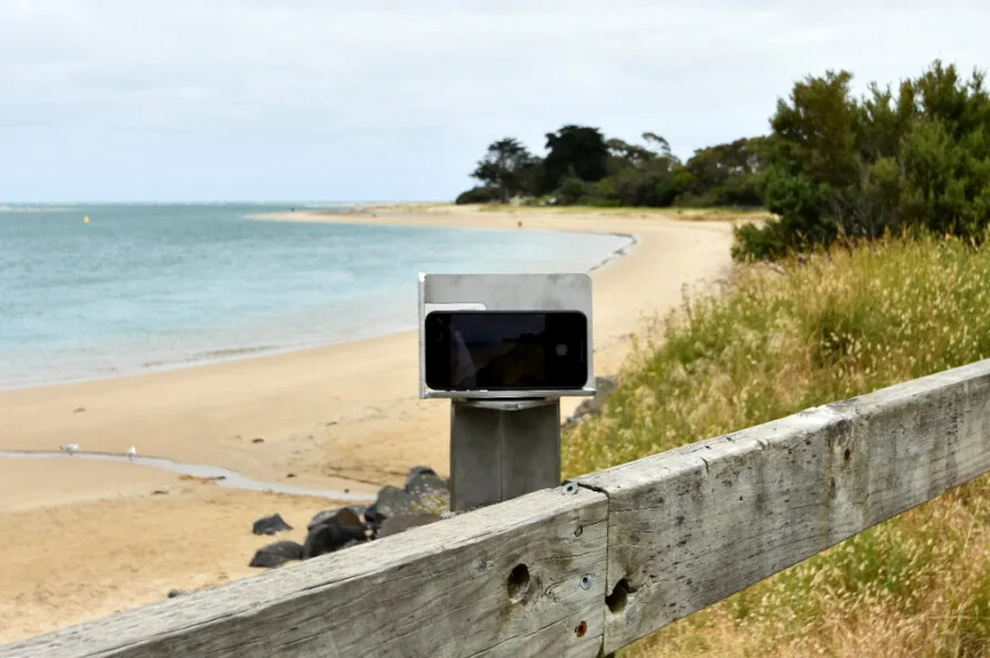 호주 해안가에 설치된 스마트폰 거치대의 비밀 