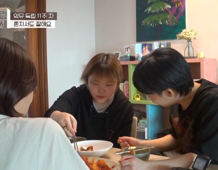 엄마 앞에서 티격태격하는 찬혁 수현.jpg