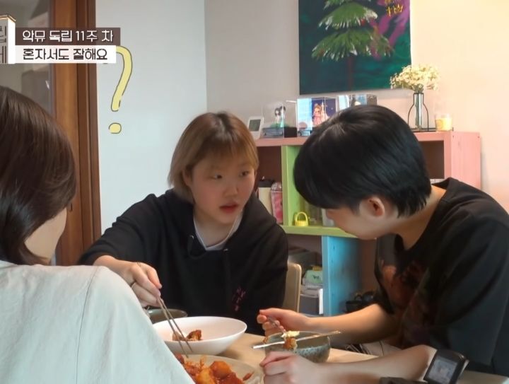 엄마 앞에서 티격태격하는 찬혁 수현.jpg