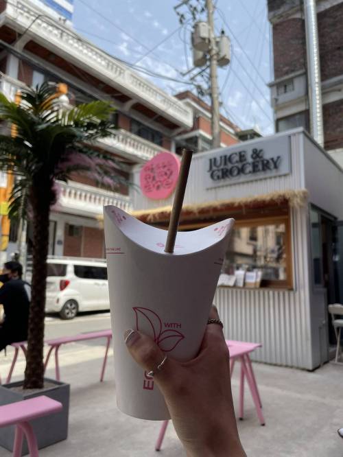 환경을 생각한 카페가 도입한 테이크아웃 컵