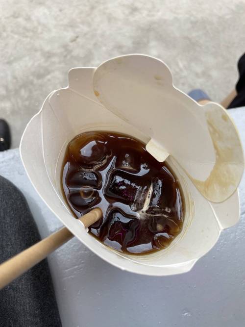 환경을 생각한 카페가 도입한 테이크아웃 컵
