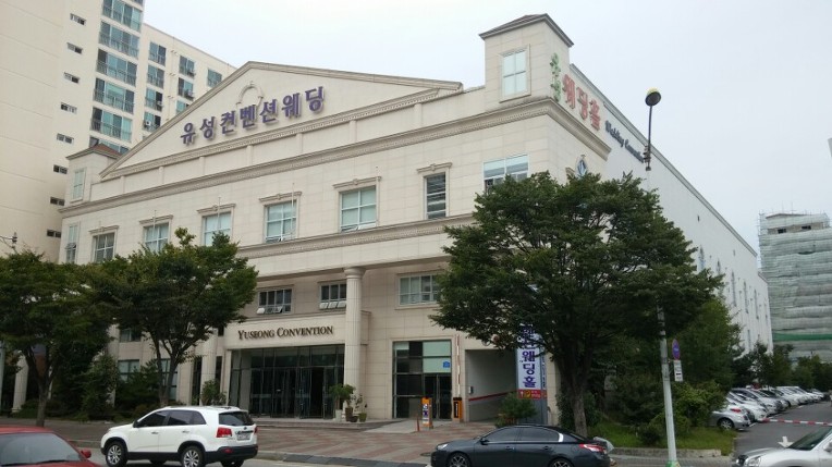 한국만의 독특한 건축물인 웨딩홀.jpg