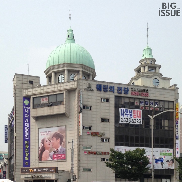 한국만의 독특한 건축물인 웨딩홀.jpg