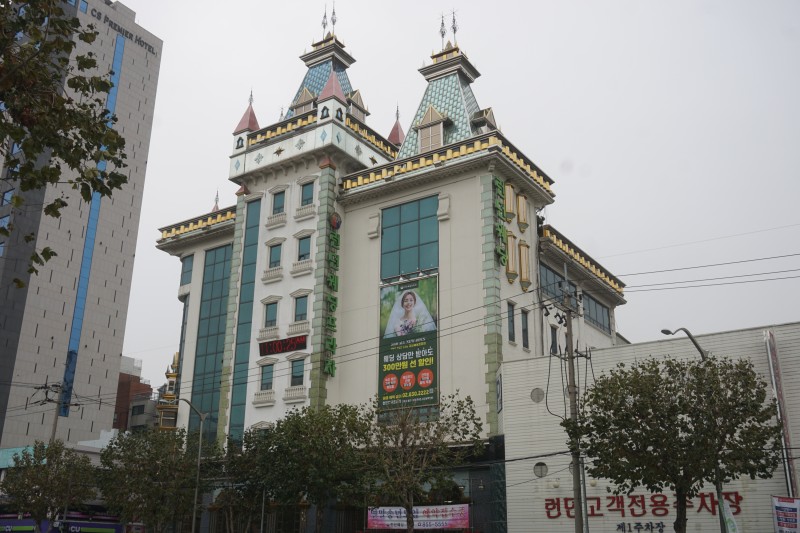 한국만의 독특한 건축물인 웨딩홀.jpg