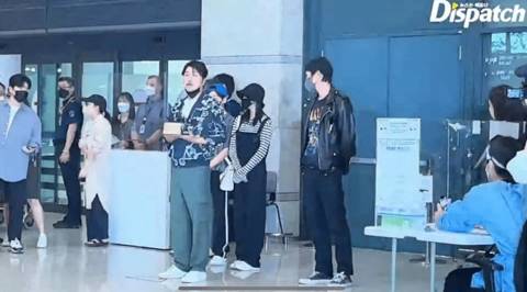 송강호 아이유 강동원은 참지 못한 공항 직원...jpg