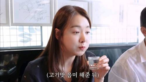 호vs불호 나뉘는 소주 마시는 방법