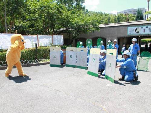일본 동물원의 탈출 맹수 제압 훈련 모습