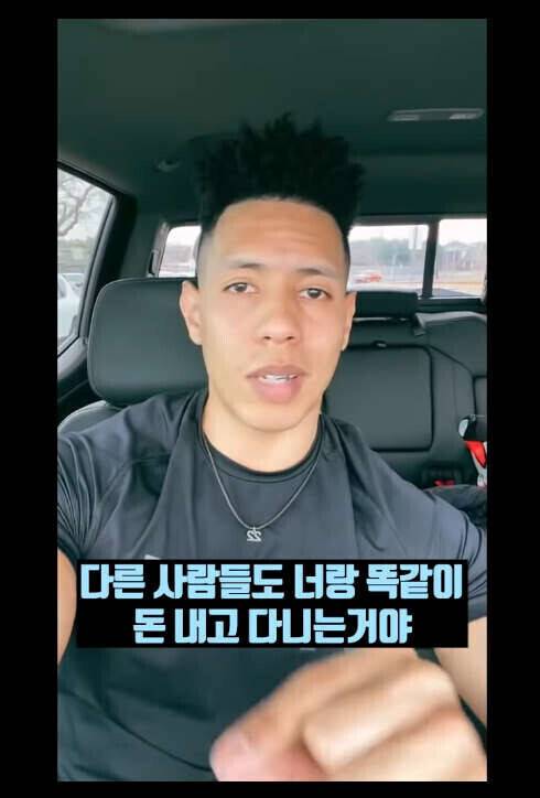 해외에서 이슈라는 헬스장 카메라 앞 지나가기 매너 논란