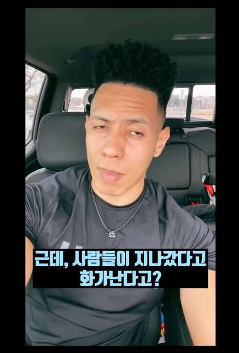 해외에서 이슈라는 헬스장 카메라 앞 지나가기 매너 논란