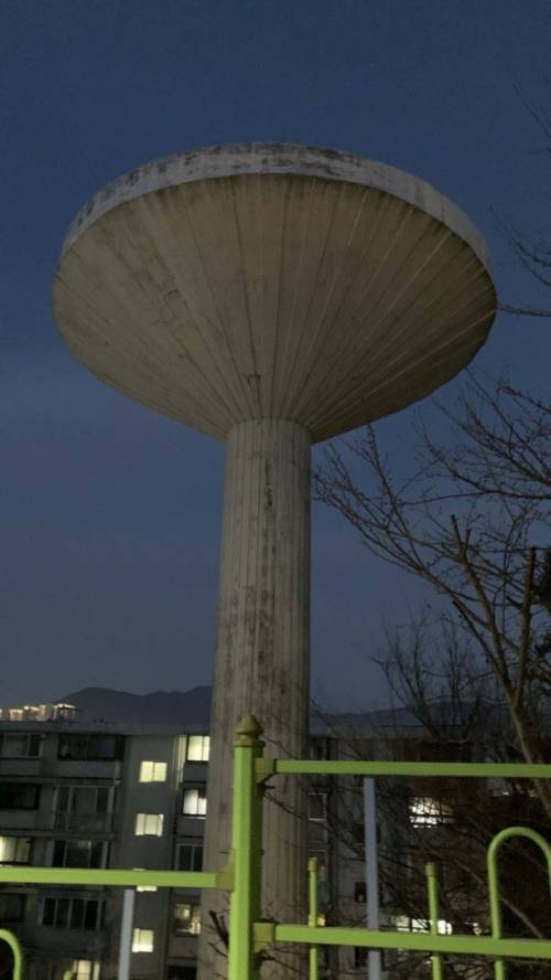 옛날 아파트에 있는 신기한 구조물