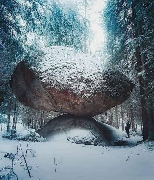 핀란드의 흔들바위