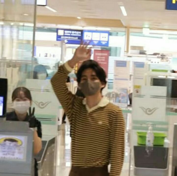 BTS 뷔 출국하는데 옆에 있던 공항 직원분.jpg