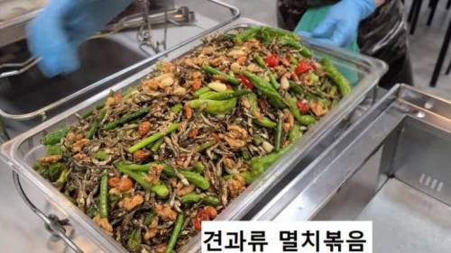 가격을 15%나 인상한 식당.jpg