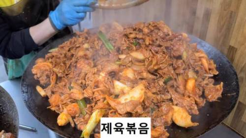 가격을 15%나 인상한 식당.jpg