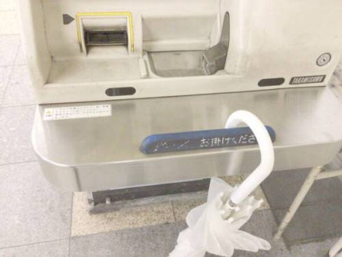 우산 걸이에 집착하는 일본.jpg