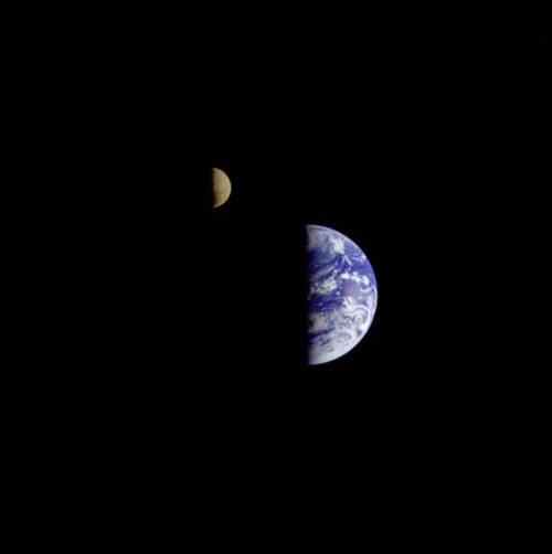 45년 전 보이저 1호가 찍은 지구와 달