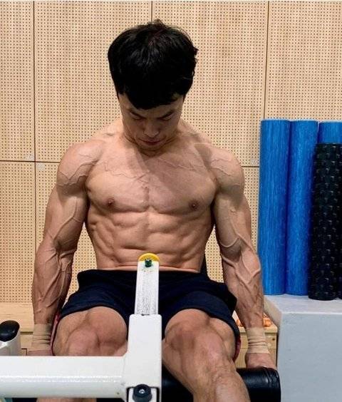 시청자 요청에 팔근육 보여주는 역도선수