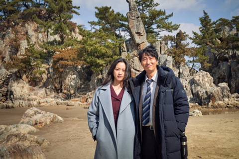 박해일 팬이 선물한 ＜헤어질 결심＞ 케이크와 꽃다발.jpg