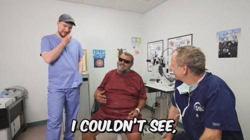 1,000명의 시각장애인들의 눈을 뜨게 만든 초대형 유튜버