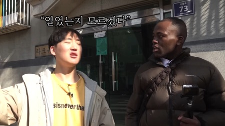 어렸을적 단골 문방구 아저씨를 만난 조나단.jpg