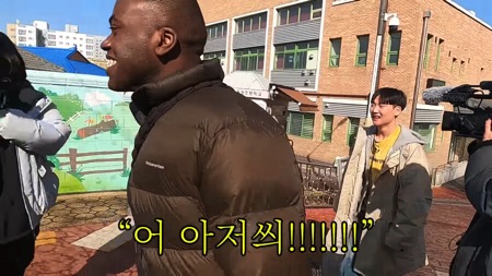 어렸을적 단골 문방구 아저씨를 만난 조나단.jpg