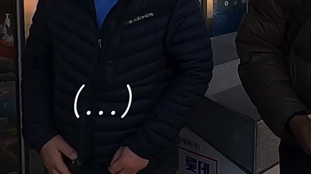 어렸을적 단골 문방구 아저씨를 만난 조나단.jpg