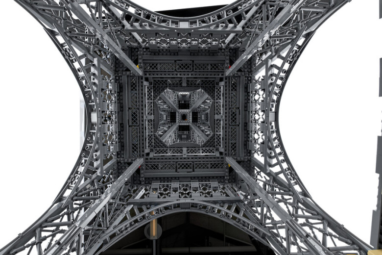 얼마전 출시한 레고 에펠탑.jpg