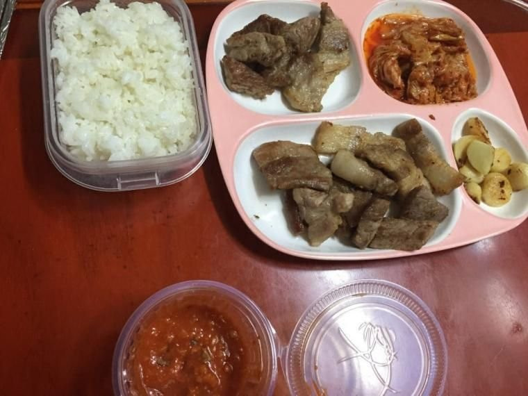 오유] 임신 6개월 아내가 차려준 밥상이 불만인 남자.jpg