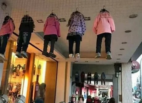 경찰 조사까지 받은 옷가게 진열법