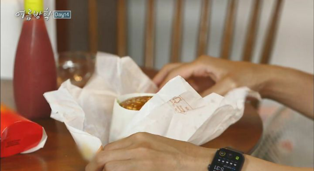 캐나다인 배우 최우식이 맥도날드 빅맥 먹는 방법