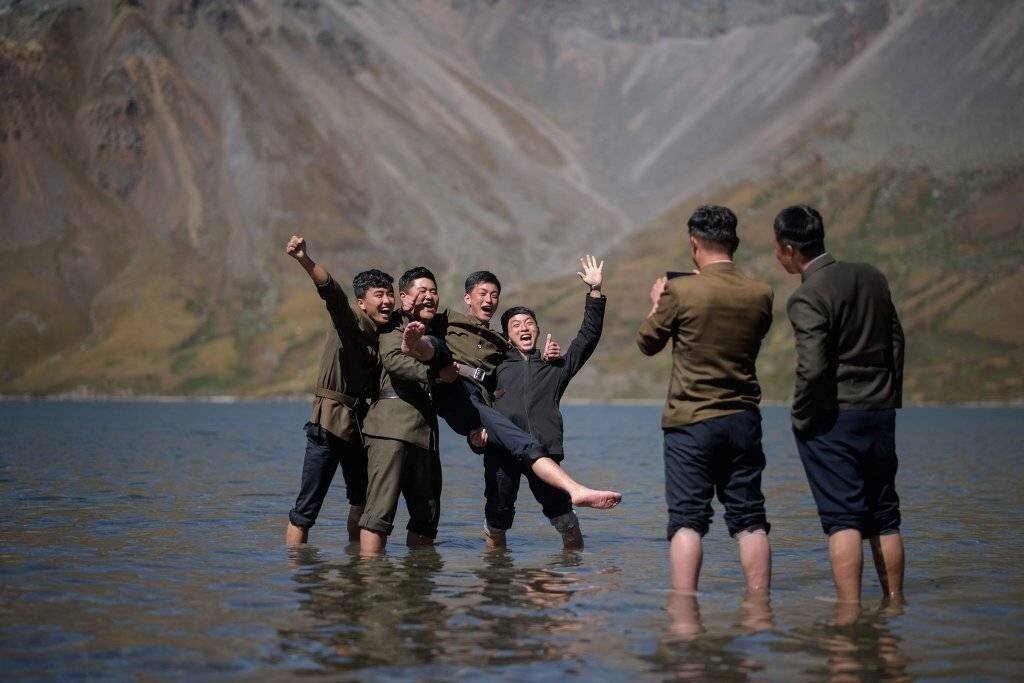 북한 상류층 고등학생 수학여행 사진.jpg