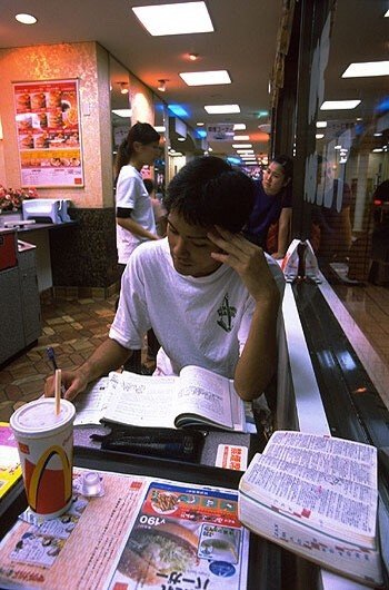 일본 맥도날드 의자가 야박해진 사정.jpg