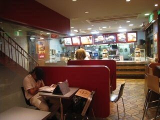 일본 맥도날드 의자가 야박해진 사정.jpg