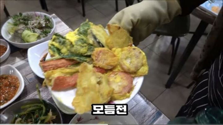 반찬 때문에 유명해졌다는 대구 어느 삼겹살집.jpg