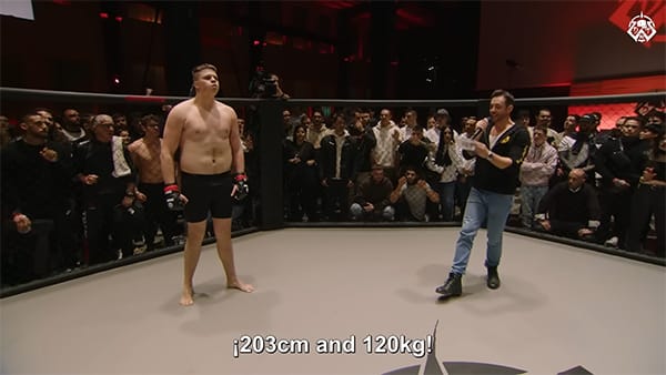 120kg 아마추어 vs 60kg 프로 선수의 격투기 대결 ㄷㄷ...GIF