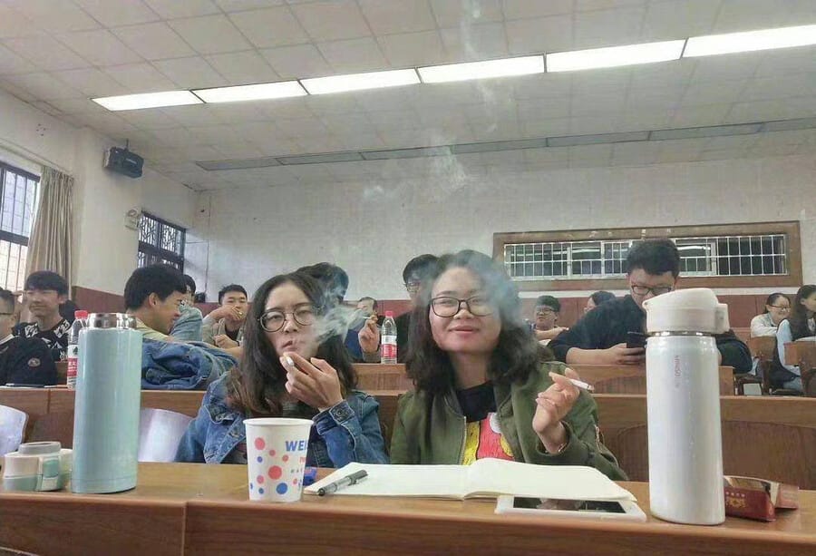 강의실에서 담배피는 짱국 대학생들.jpg