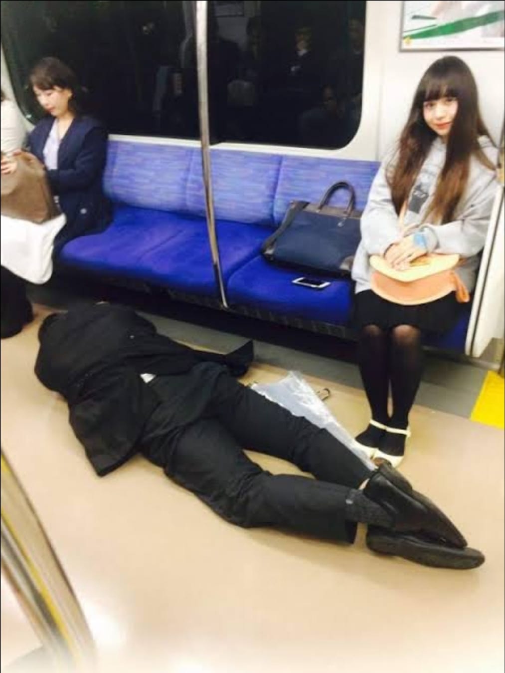 모두가 얌전하고 조용하다는 일본 지하철 풍경 2