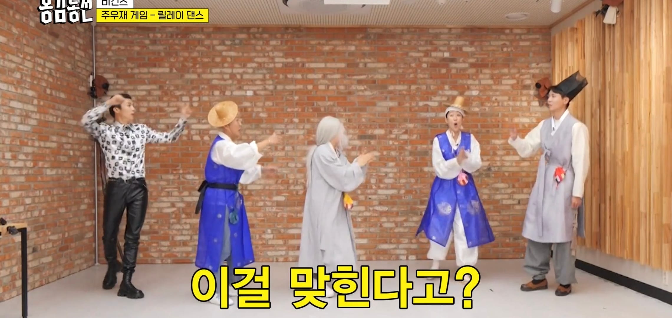 홍진경이 추는 춤을 무서울 정도로 잘 맞히는 주우재.gif