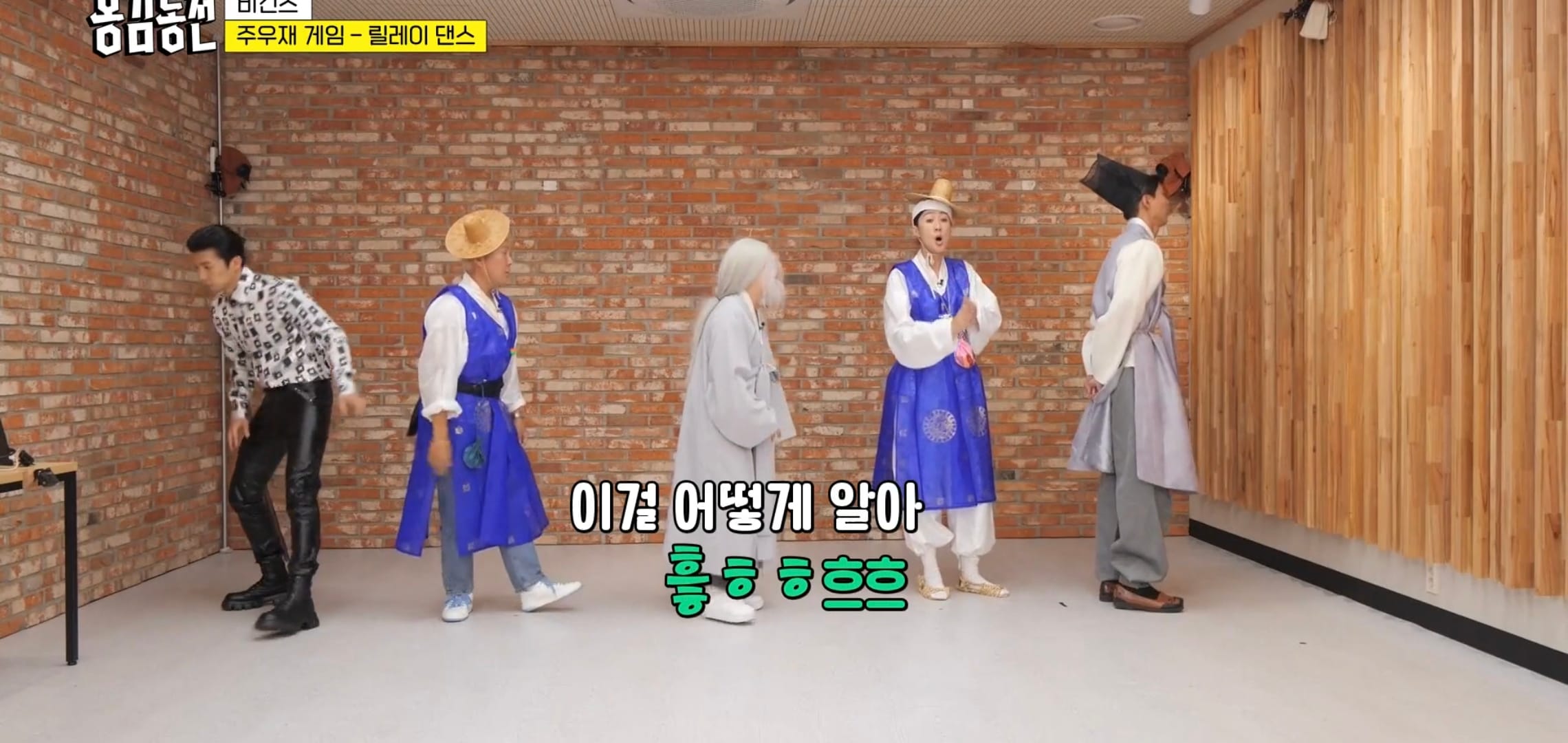 홍진경이 추는 춤을 무서울 정도로 잘 맞히는 주우재.gif