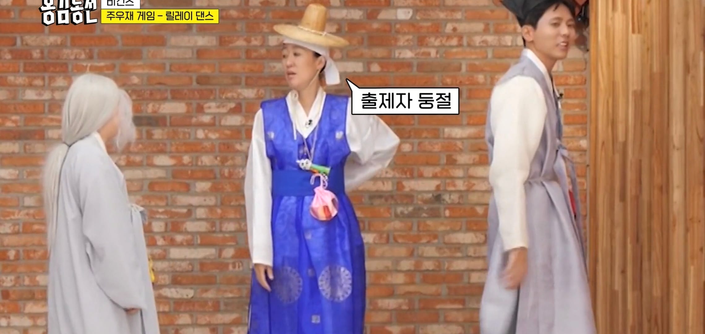 홍진경이 추는 춤을 무서울 정도로 잘 맞히는 주우재.gif